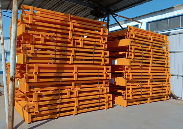 液壓升降平臺(tái)等待裝車 液壓升降平臺(tái)等待裝車