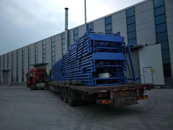 液壓升降平臺(tái)裝車發(fā)走 液壓升降平臺(tái)裝車發(fā)走