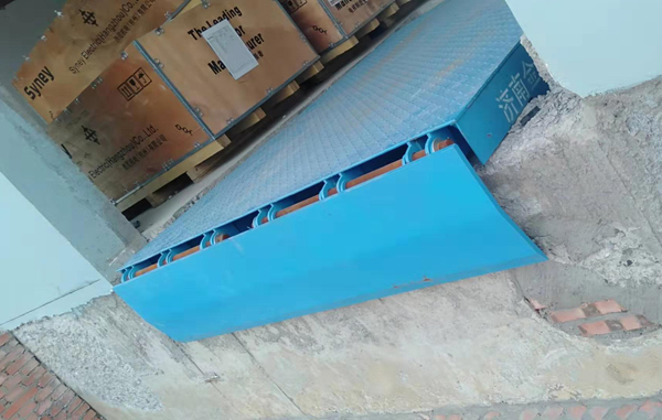 固定登車橋 固定登車橋